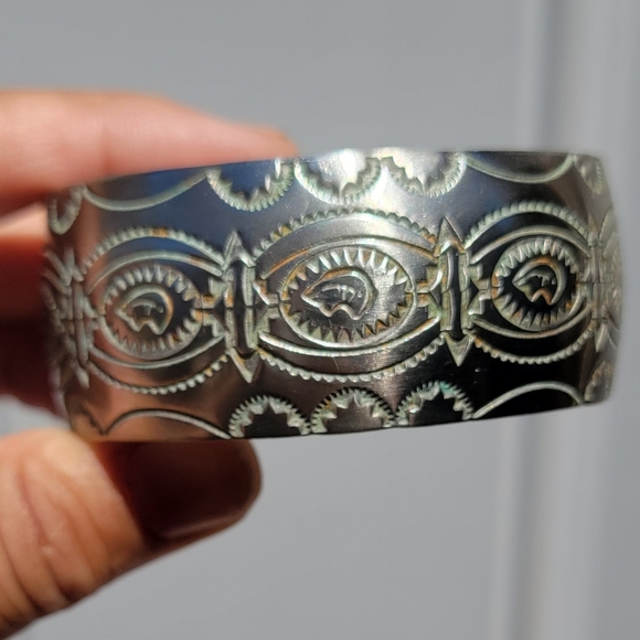 Native American Diné Navajo wide chunky stampwork heartline bear cuff bracelet - Picture 1 of 17